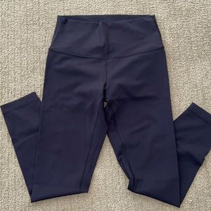 Like New lululemon wunder under 25 size: 6